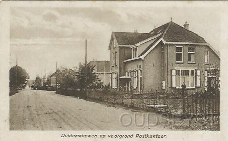 Doldw-1921-001.jpg - De Dolderscheweg met postkantoor. Later is het Postkantoor verhuisd naar de Dolderscheweg hoek Hertenlaan (1930 tot 1951). Links is de overweg van het station Den Dolder. 